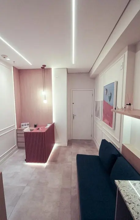 Entrada do consultório, com recepção e sala de espera